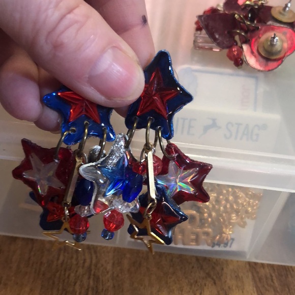 Set of (5) Costume Pierced Earrings - Picture 14 of 15